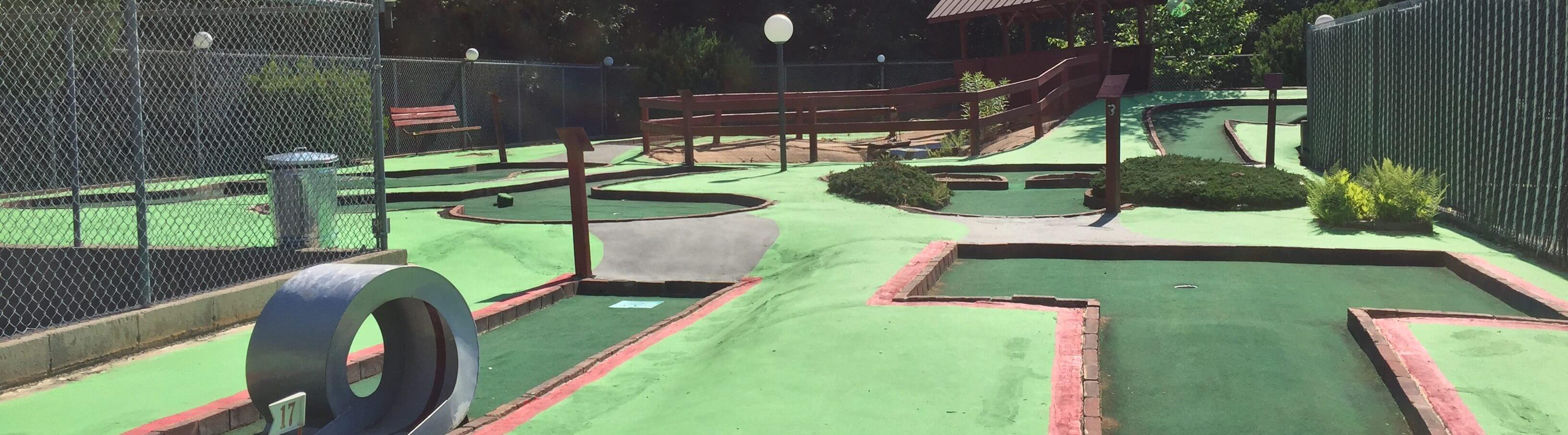 Putters Miniature Golf Kampfires Vermont Brattleboro Campground and Inn